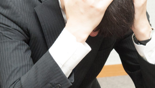 Homme tenant sa tête entre ses mains