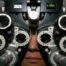 Personne qui regarde dans un super microscope