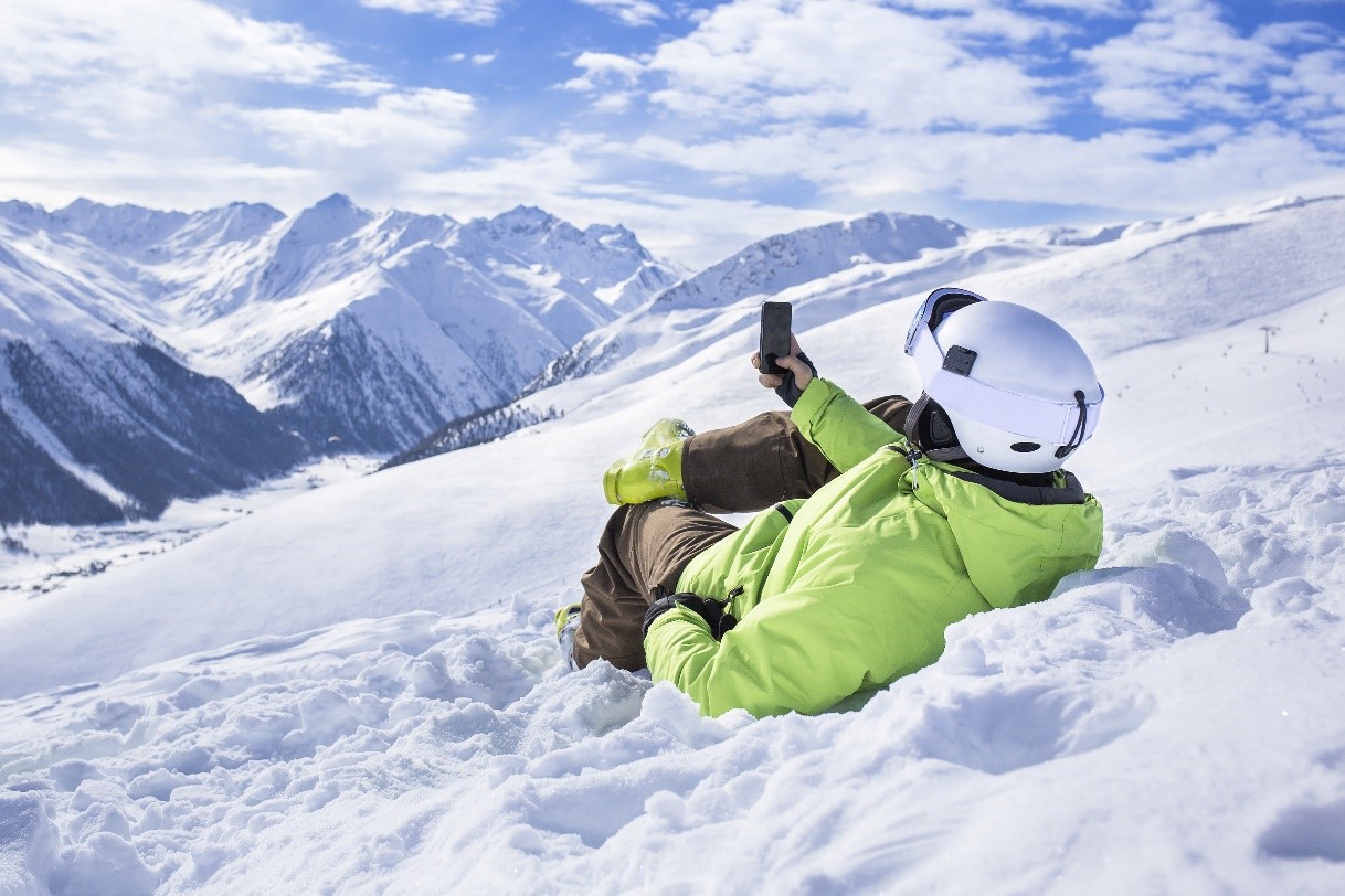 Homme à la montagne prenant une photo du paysage