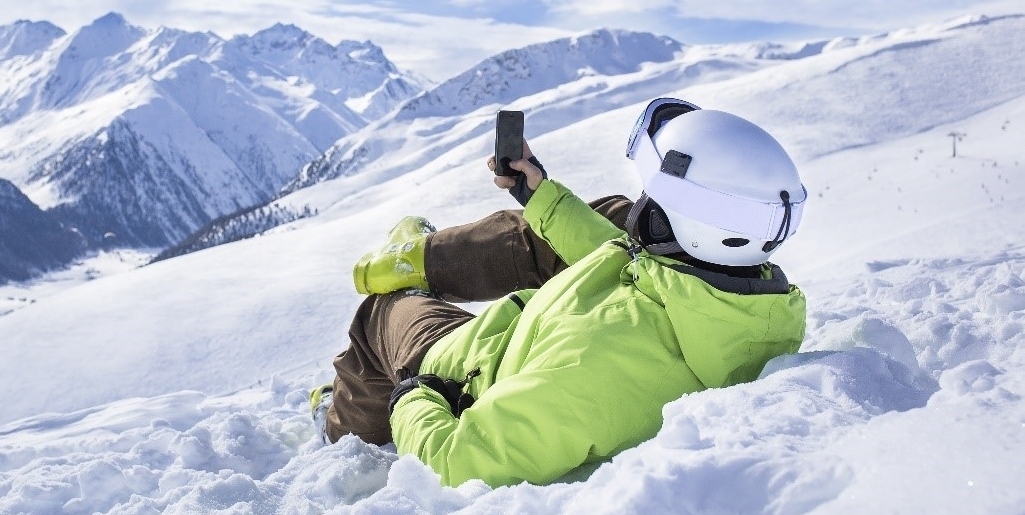 Homme à la montagne prenant une photo du paysage